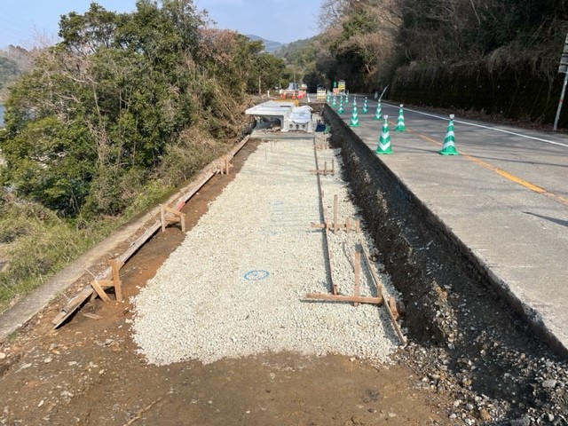 敷均し状況①（国道218号川水流工区歩道整備）