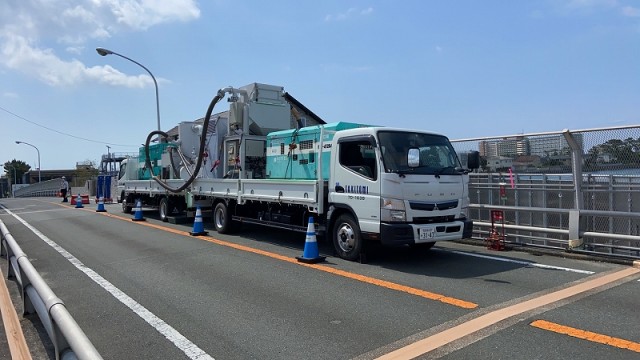 車載式ブラスト　道路上での施工状況.jpg