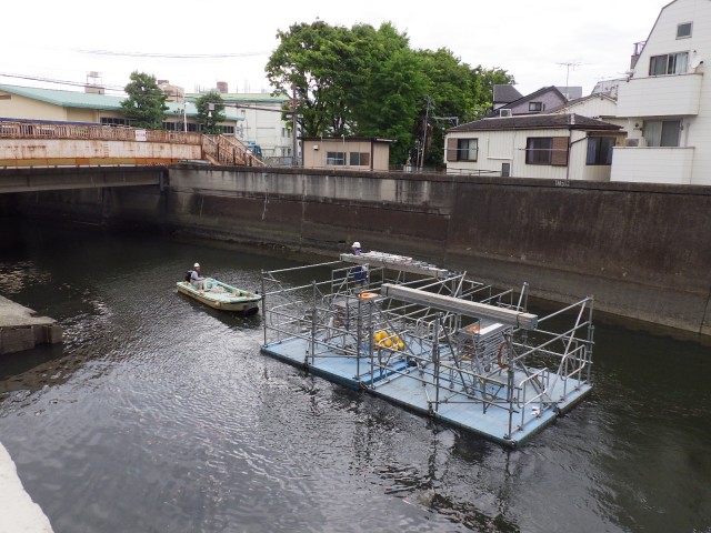 水路トンネル点検用浮き足場の曳航状況