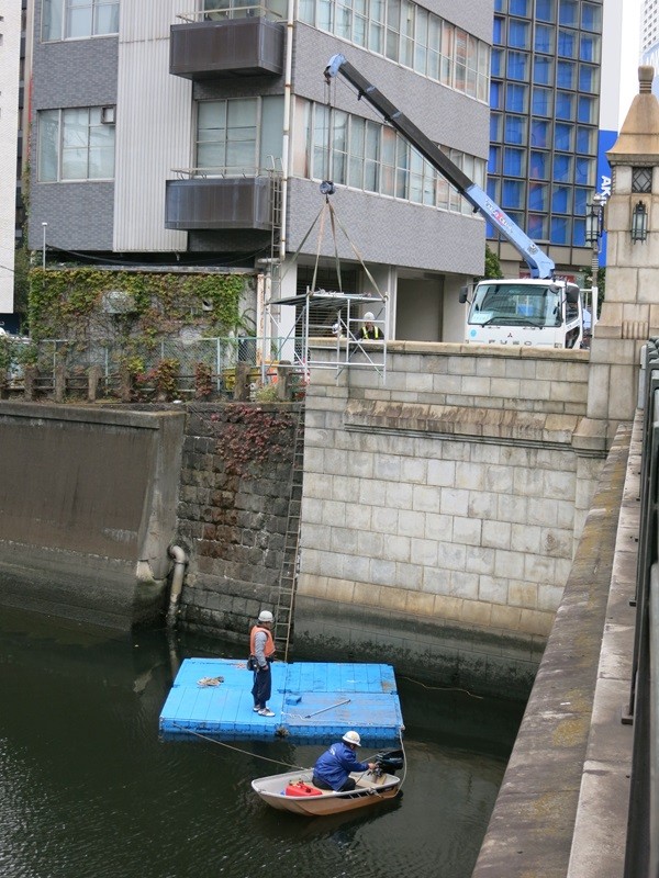 ②クレーン付トラックで「ゼニフロートX」を着水