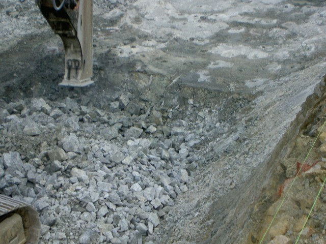 かち割る君工法、破砕後の岩砕の状況(中硬岩)