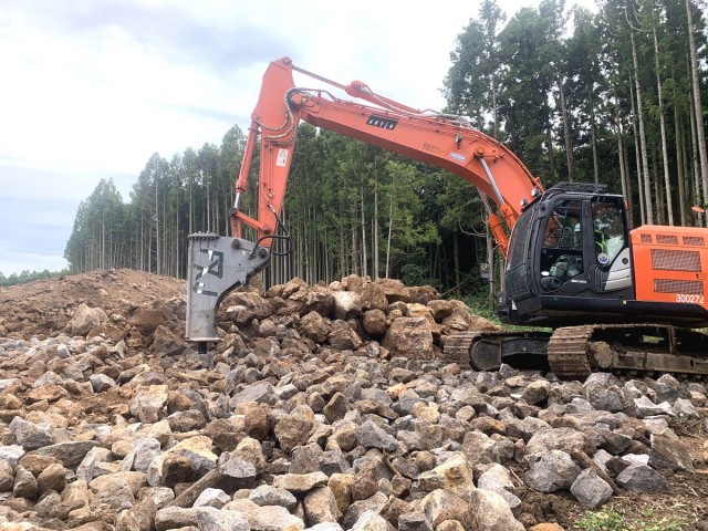 パカット君工法　破砕状況【バックホウ山積0.8m3(平積0.6m3)級仕様】